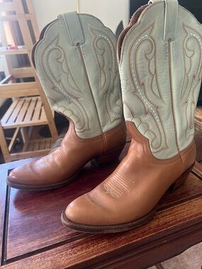 Classic Two-Tone Women's Cowboy Boots - Tan & sage green